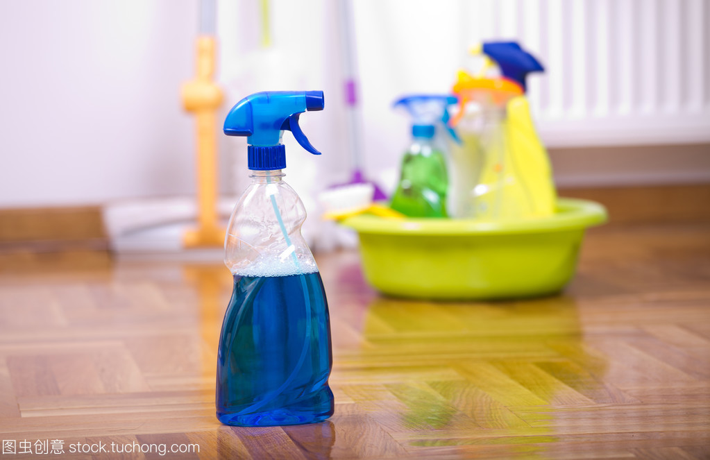 噴霧瓶清洗指南 清潔用品意外灑落地板的應(yīng)急處理與預(yù)防