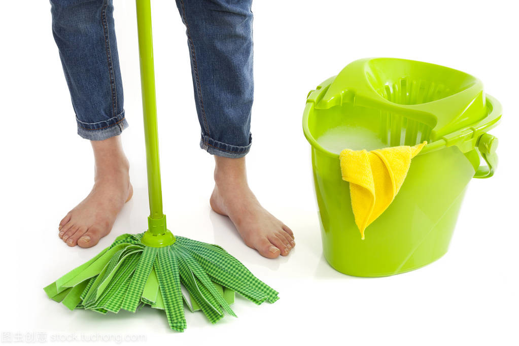 潔凈守護者 白色背景前的女性與清潔用品